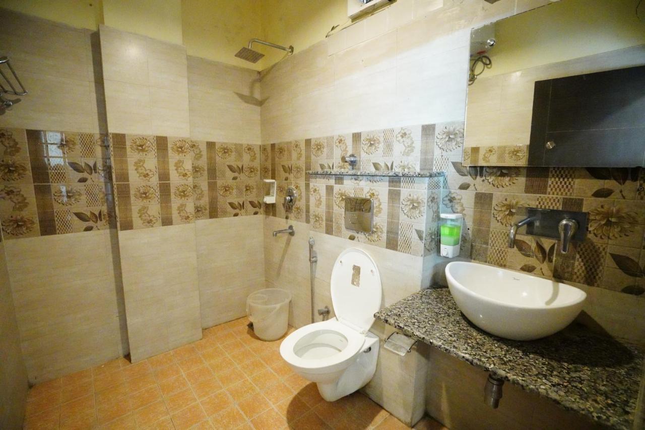 Hotel Gaurab Near Paltan Bazaar Dehradún Kültér fotó