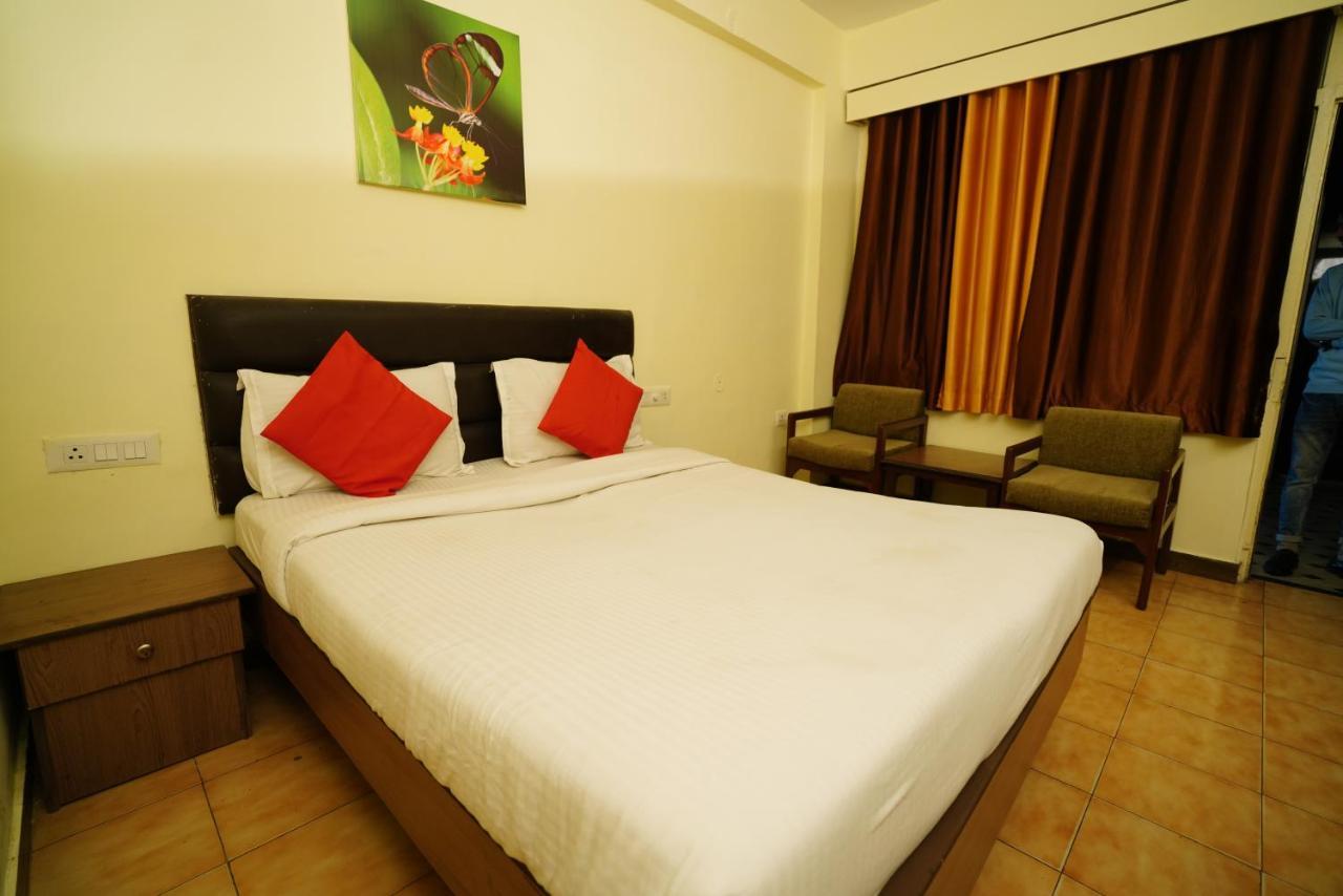 Hotel Gaurab Near Paltan Bazaar Dehradún Kültér fotó