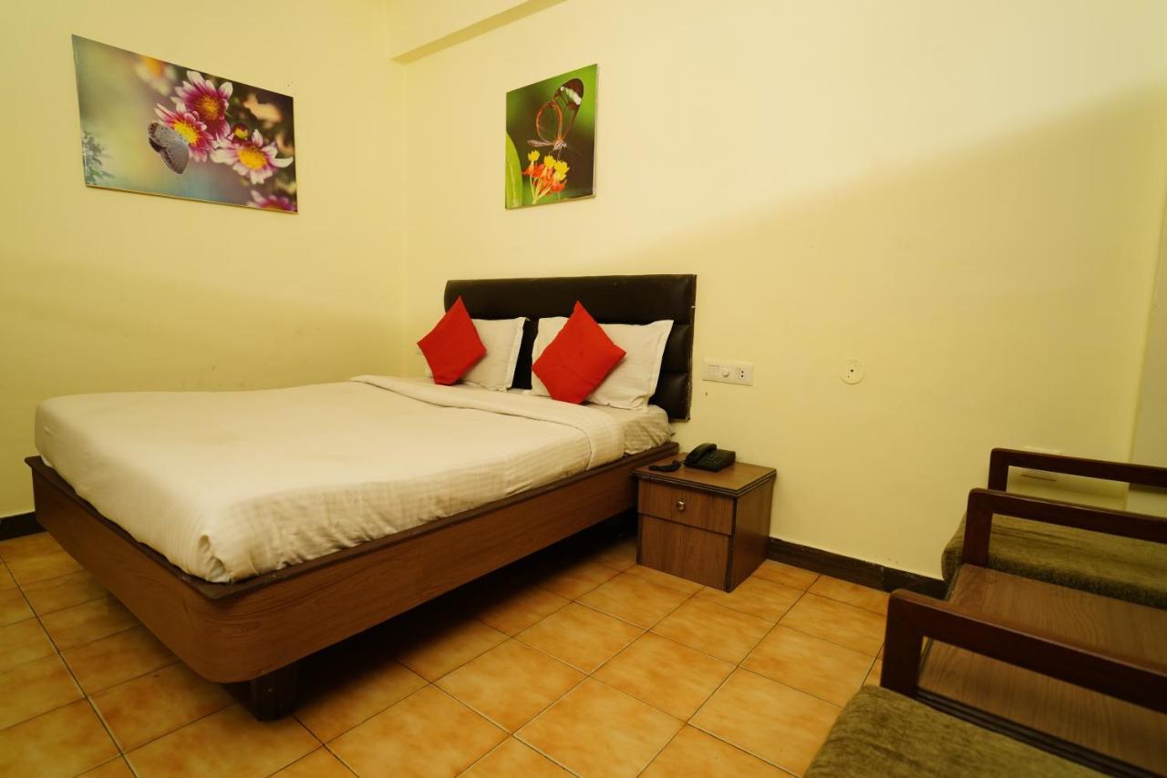 Hotel Gaurab Near Paltan Bazaar Dehradún Kültér fotó