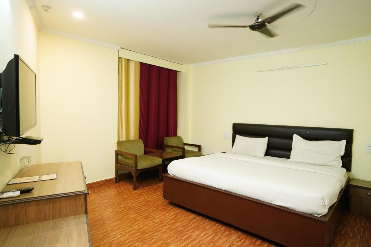 Hotel Gaurab Near Paltan Bazaar Dehradún Kültér fotó